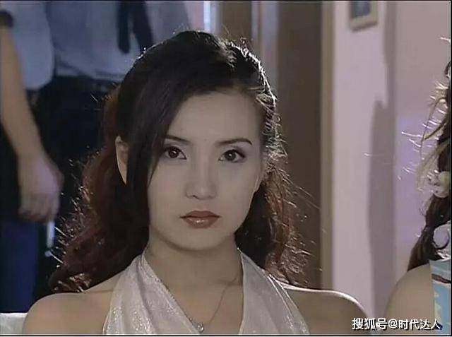 剑眉鞠婧祎终于“换妆”了,但网友却直言:像女装大佬