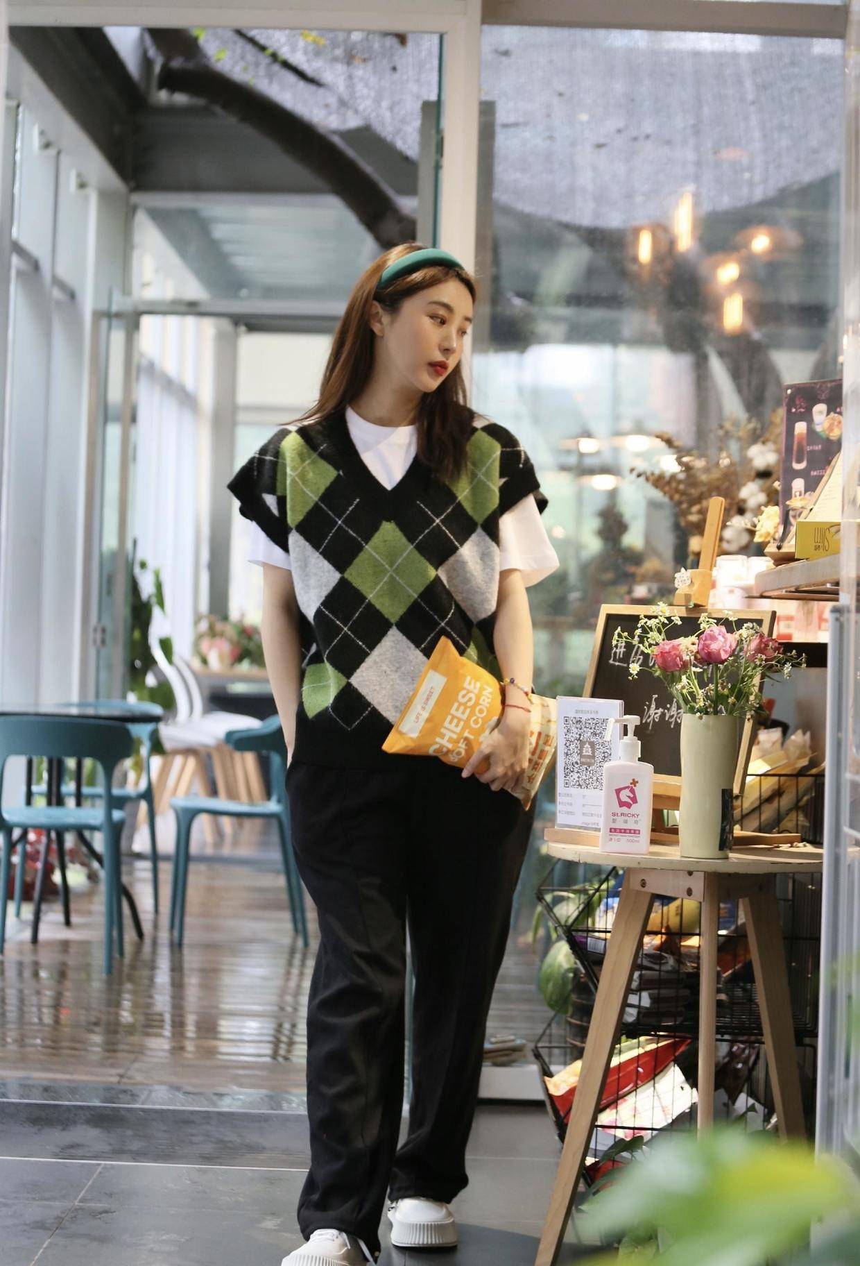 夏天将它进行单穿,这样会让你看起来简洁又大气,也可以学习李菲儿的穿