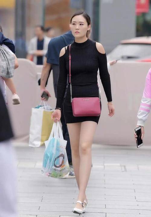 身材 修身的裙装往往受大众女生的喜欢,不仅显身材,更显时尚与自信