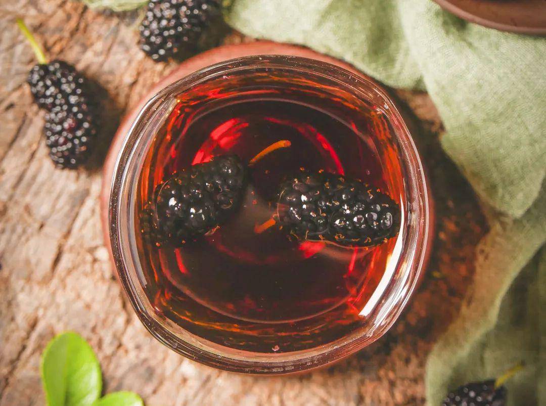 免疫力|桑葚酒与葡萄酒的营养成分对比，哪些人适合喝桑葚果红酒？