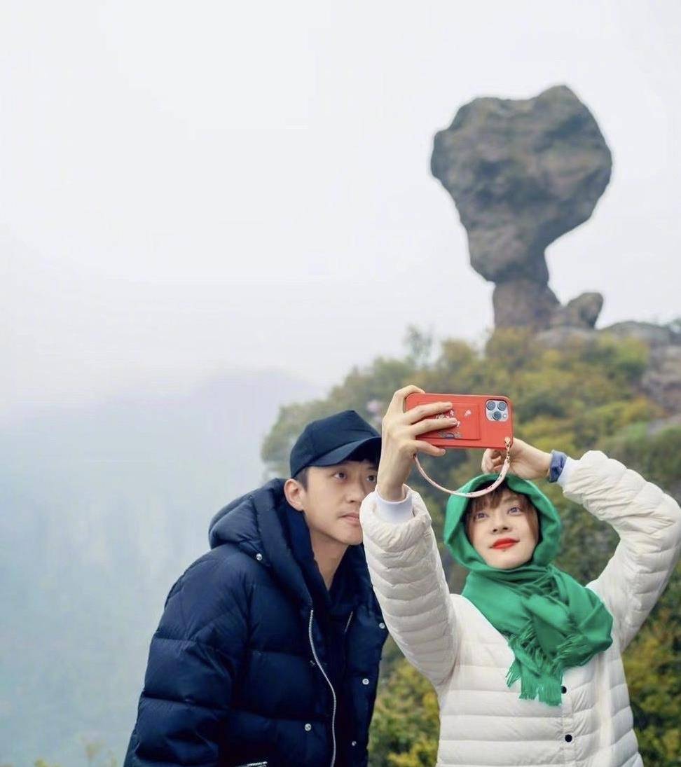 颜色 孙俪会演戏不会穿衣?荧光绿抹胸连衣裙好扎眼,袖子比腰还粗