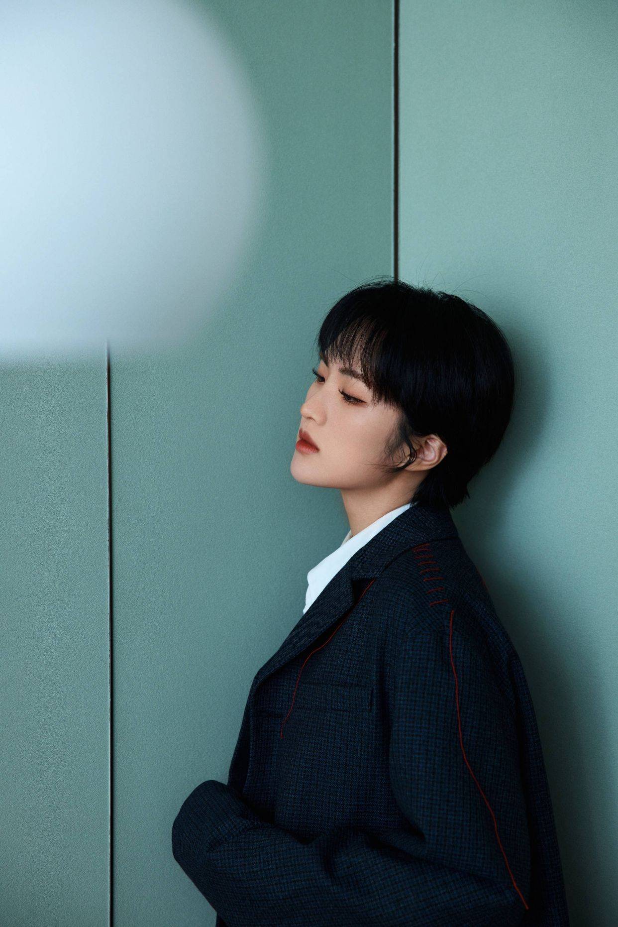 富家 姚安娜改变风格,穿一身男士西装配利落短发,富家千金变职场精英