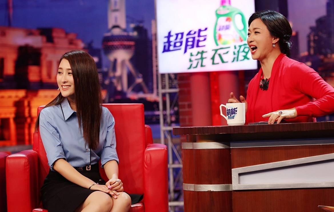 带着|时隔四年，那个最毒舌的主持人，带着她的《金星秀》回来了