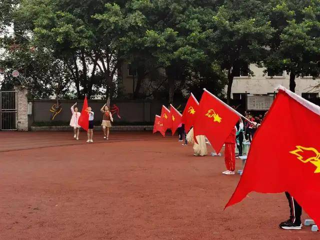 重庆市九龙坡区和平小学校举行新队员入队仪式