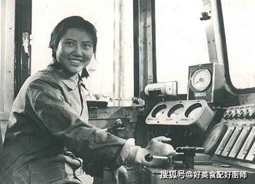 “中山装”、“列宁装”、再到“布拉吉”,看50年代的服饰文化_服装