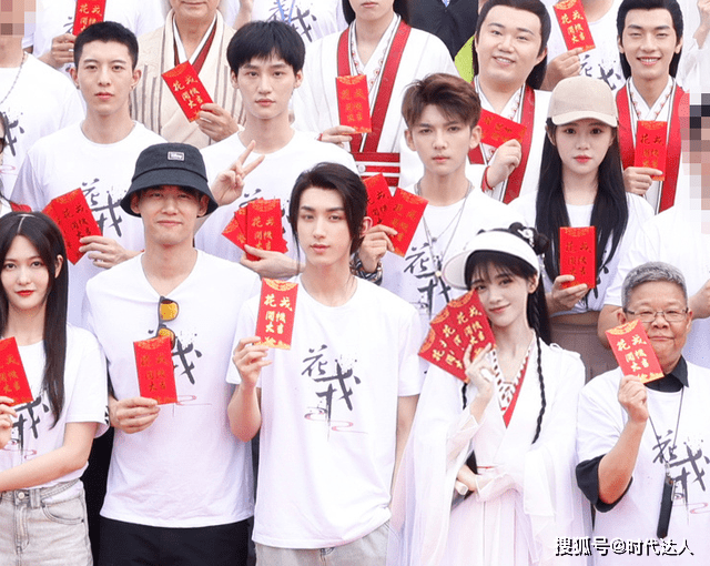 剑眉鞠婧祎终于“换妆”了，但网友却直言：像女装大佬