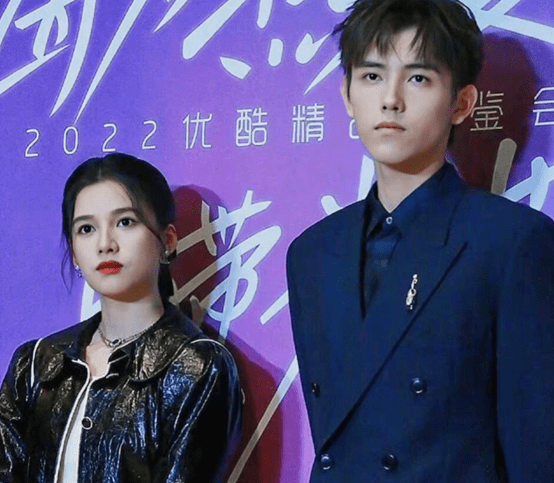 西装女星生图较量：杨紫黑长直显浮肿，热巴红色蕾丝裙，热依扎白西装