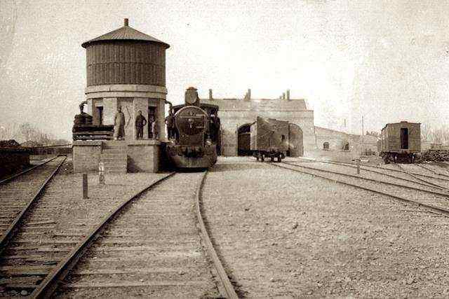 呈现出很纠结的一幕,1889年,比利时铁路公司为打开大清这片广阔的市场