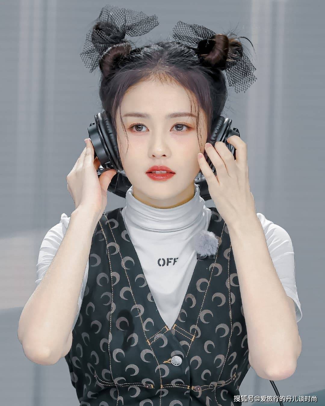 个性 白鹿穿搭真减龄！白色高领短袖T恤搭配背带裙，扎哪吒头个性十足
