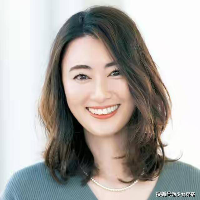 卷发50岁女人尽量远离这“4种”发型，不仅大妈感十足，还显老没气质