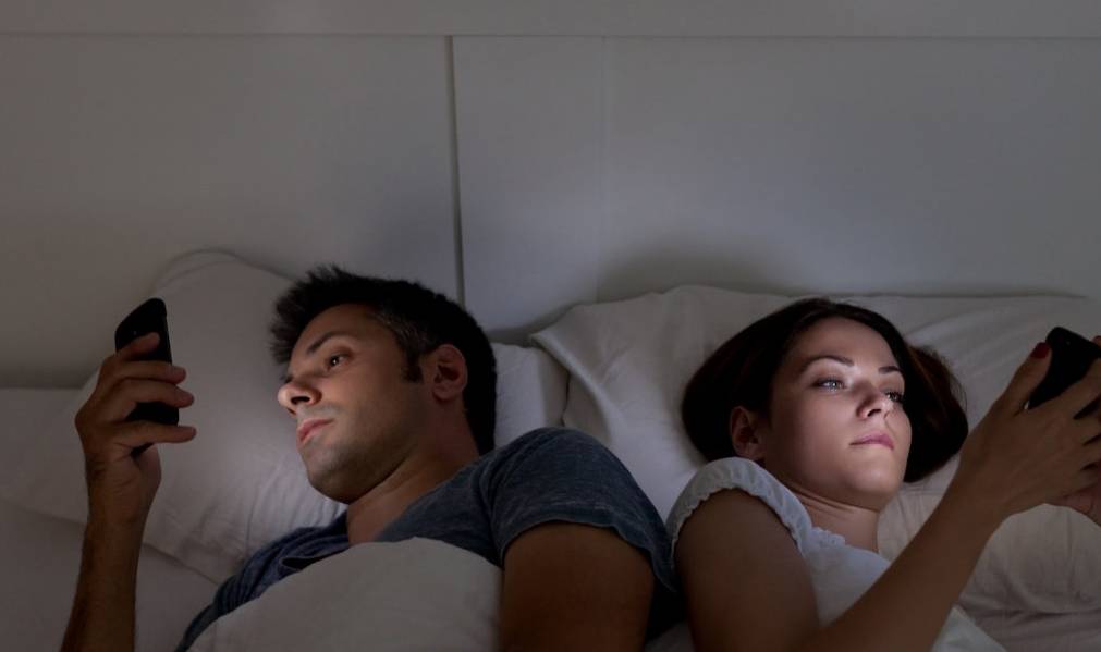 睡眠|无论男女，在床上都不要做这四件“短命事”，现在改正还不算太晚