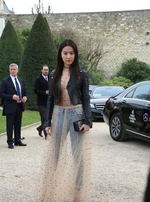 场合 刘亦菲的“清纯”脸没白长,35岁看着像18岁,穿皮衣凹造型挺时髦