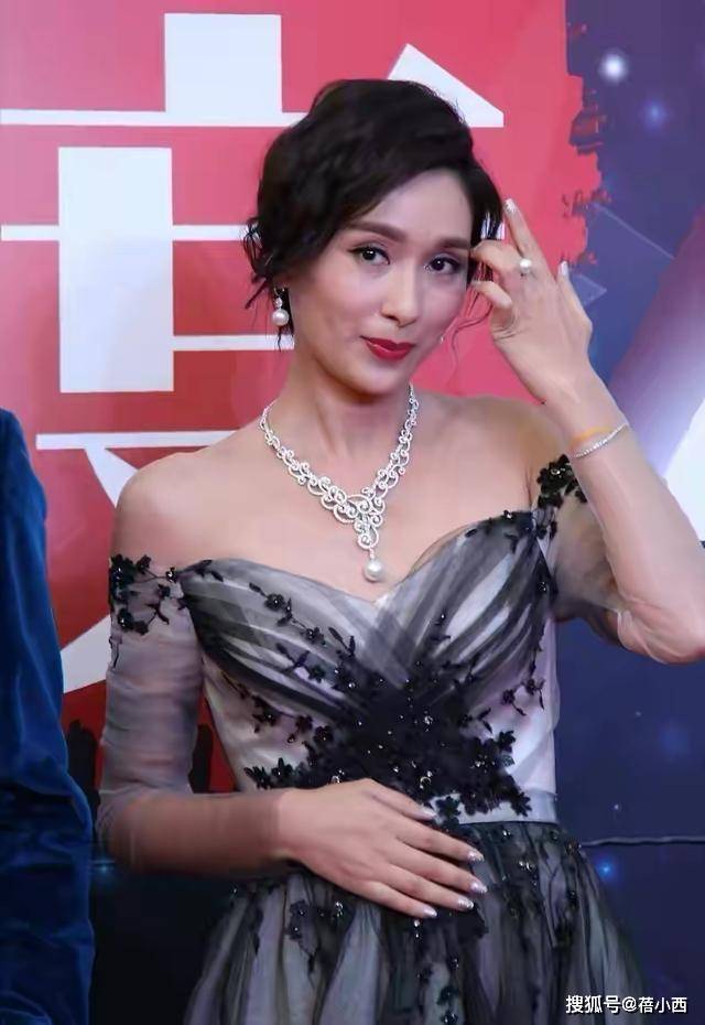 身材 47岁的杨恭如到了大婶的年纪,却还是少女身材,照样会穿又高级