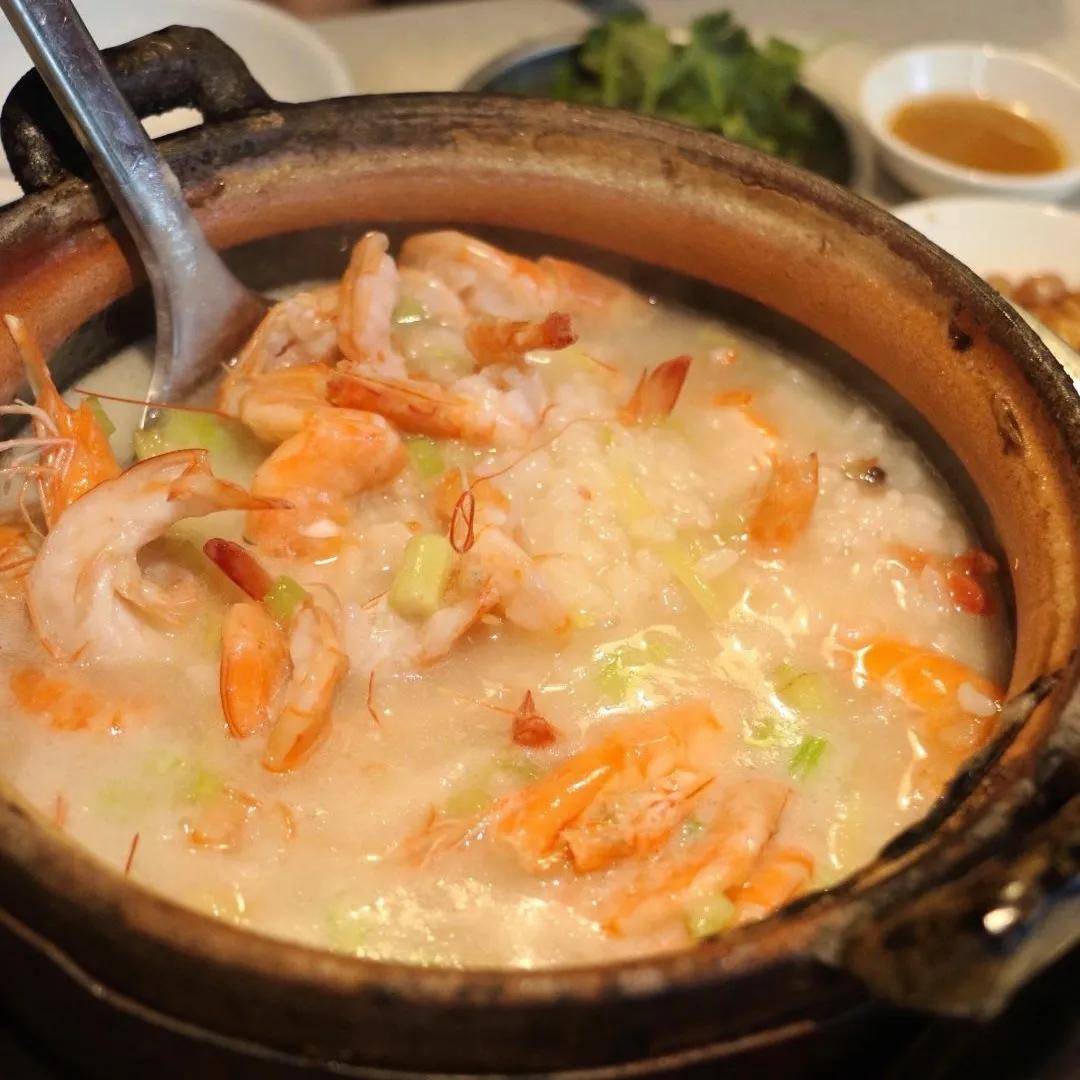 相比地道的潮式口味这里的鲜虾砂锅粥更偏粤式风味真材实料的鲜虾多到