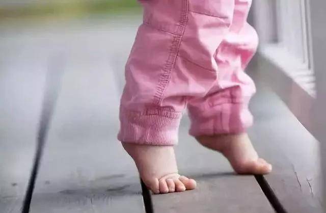 孩子行走敏感期,家长如何帮助他们少走弯路