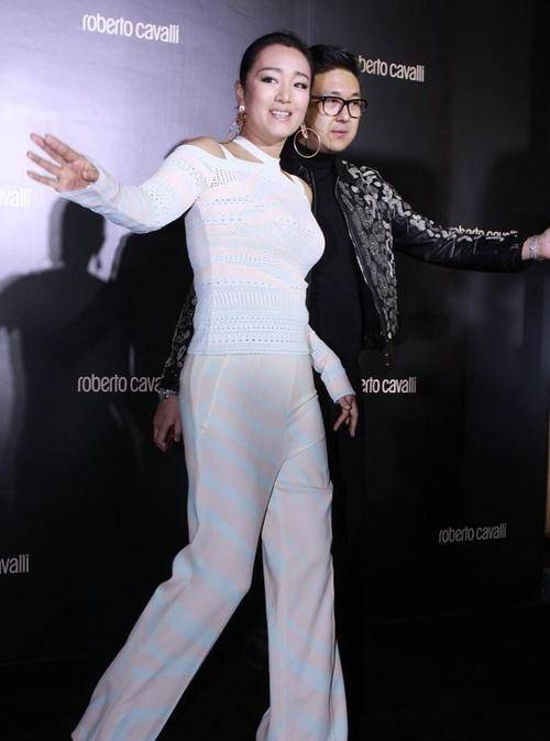 进行 别看巩俐年纪大,但是韵味十足,穿“窟窿眼”上衣还挺显身材的