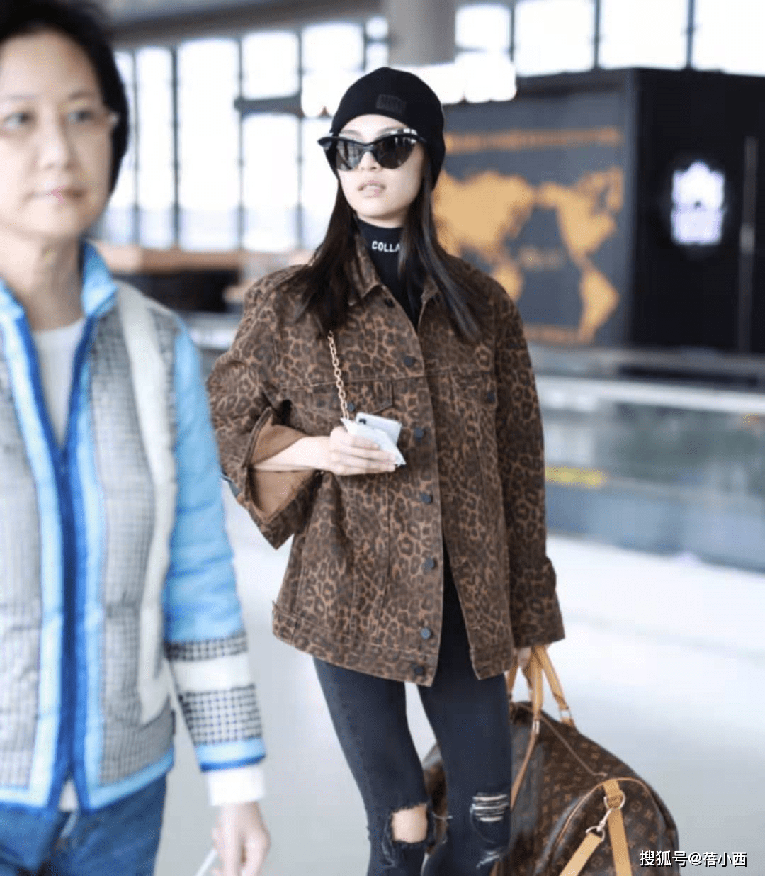 超越 钟楚曦的气场很难被超越，穿红色紧身礼服明艳照人，曲线感十足