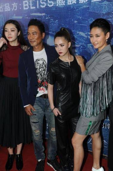 下半身 昆凌化浓妆穿搭时尚，站在一众明星中站C位很吸睛，气质太绝了