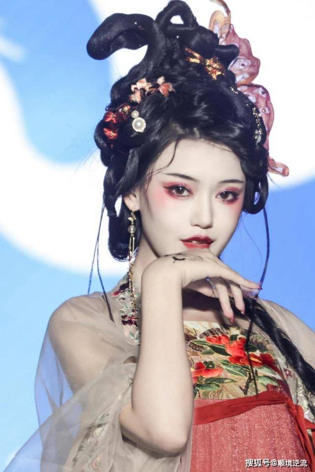 凤凰仙她们不像是来走秀，倒像是天上仙女来“赴宴”的！