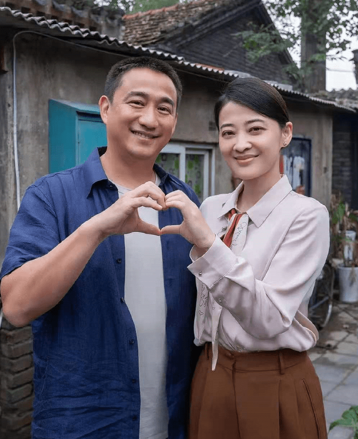 梅亭 46岁梅婷跟海清飙戏超期待,新剧要大火!杀青照穿衬衫美貌出众