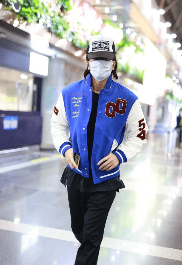 脖子 言承旭穿衣还有偶像包袱，T恤比夹克长半截，看脖子显出老态