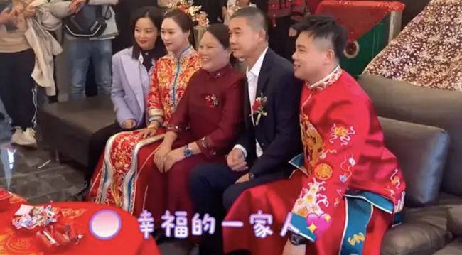 御姐 女星辛芷蕾现身婚礼，男粉丝争相合影，穿着高奢却秒变一米五