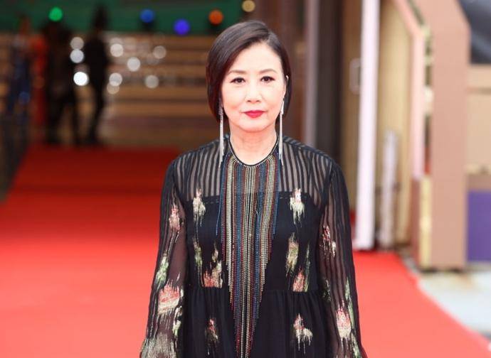 陈自瑶|TVB红毯现场照曝光，74岁汪明荃撑场面，女艺人不惧寒冷大秀身材
