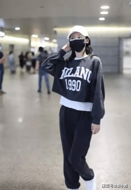 身材 郑恺老婆苗苗挺自信的，穿白色裙“挖个洞”，这“身材”果真好看