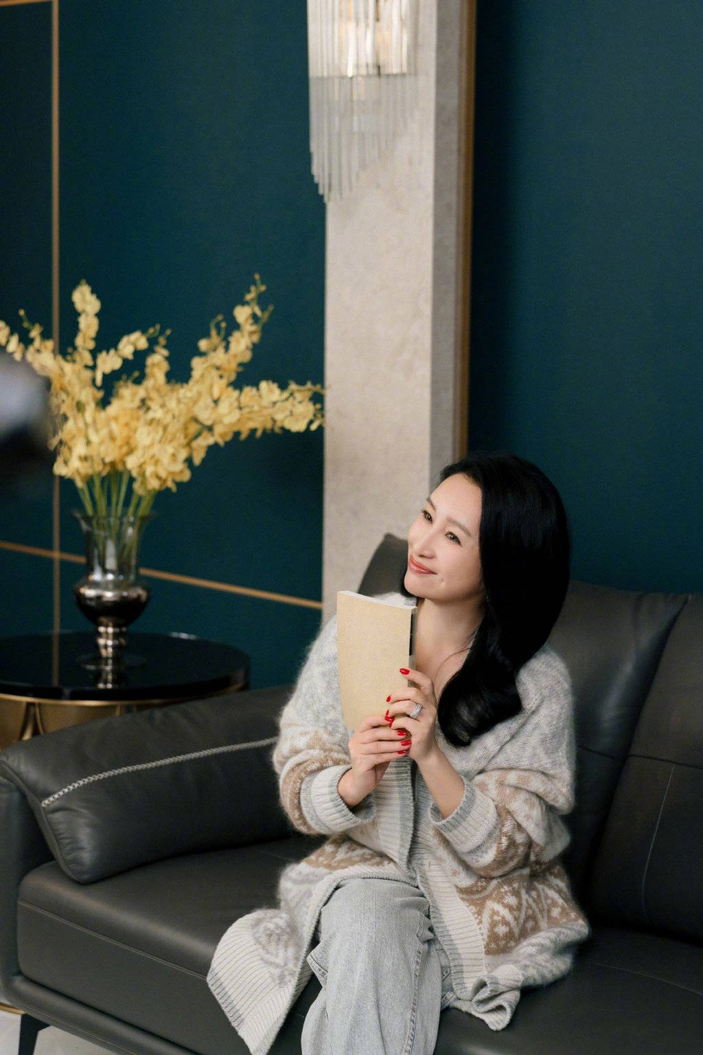 小丸子 43岁秦海璐晒秋日氛围写真，身穿毛衣温柔恬静，手捧书卷气质高级