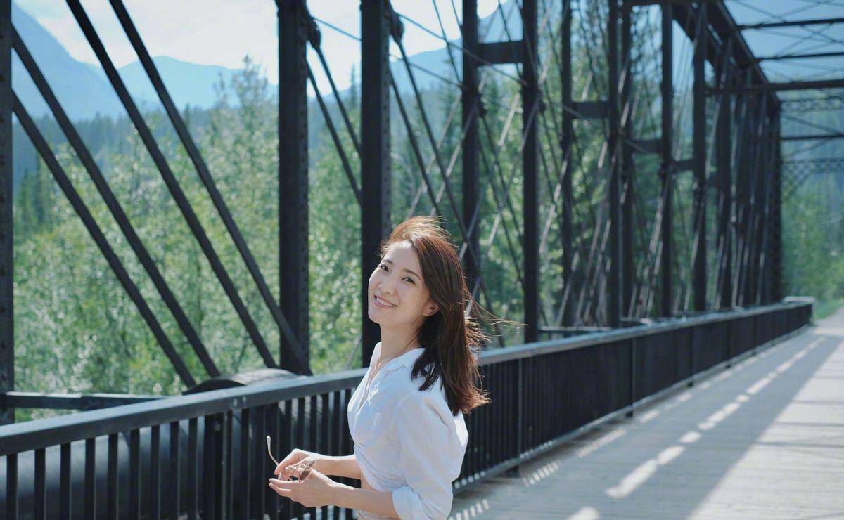 显得 陈赫的前妻真的很洒脱，旅游的时候穿上露脐装，年轻大方腰还细