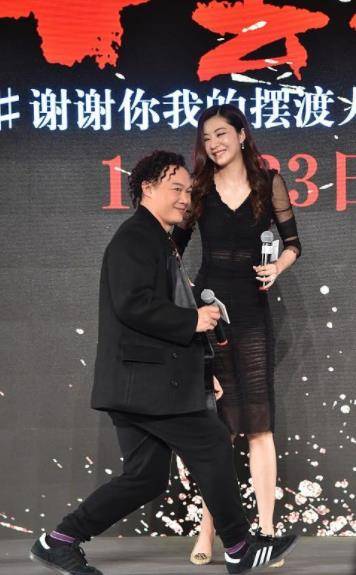 下半身 昆凌化浓妆穿搭时尚，站在一众明星中站C位很吸睛，气质太绝了