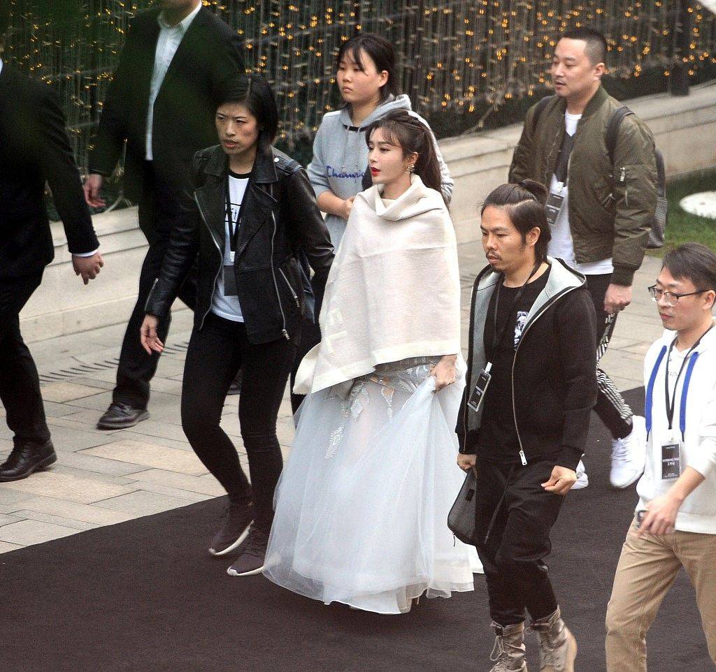 都是老不打光美颜个个真实，闫妮脸粗糙秦岚法令纹也深，都是老阿姨！