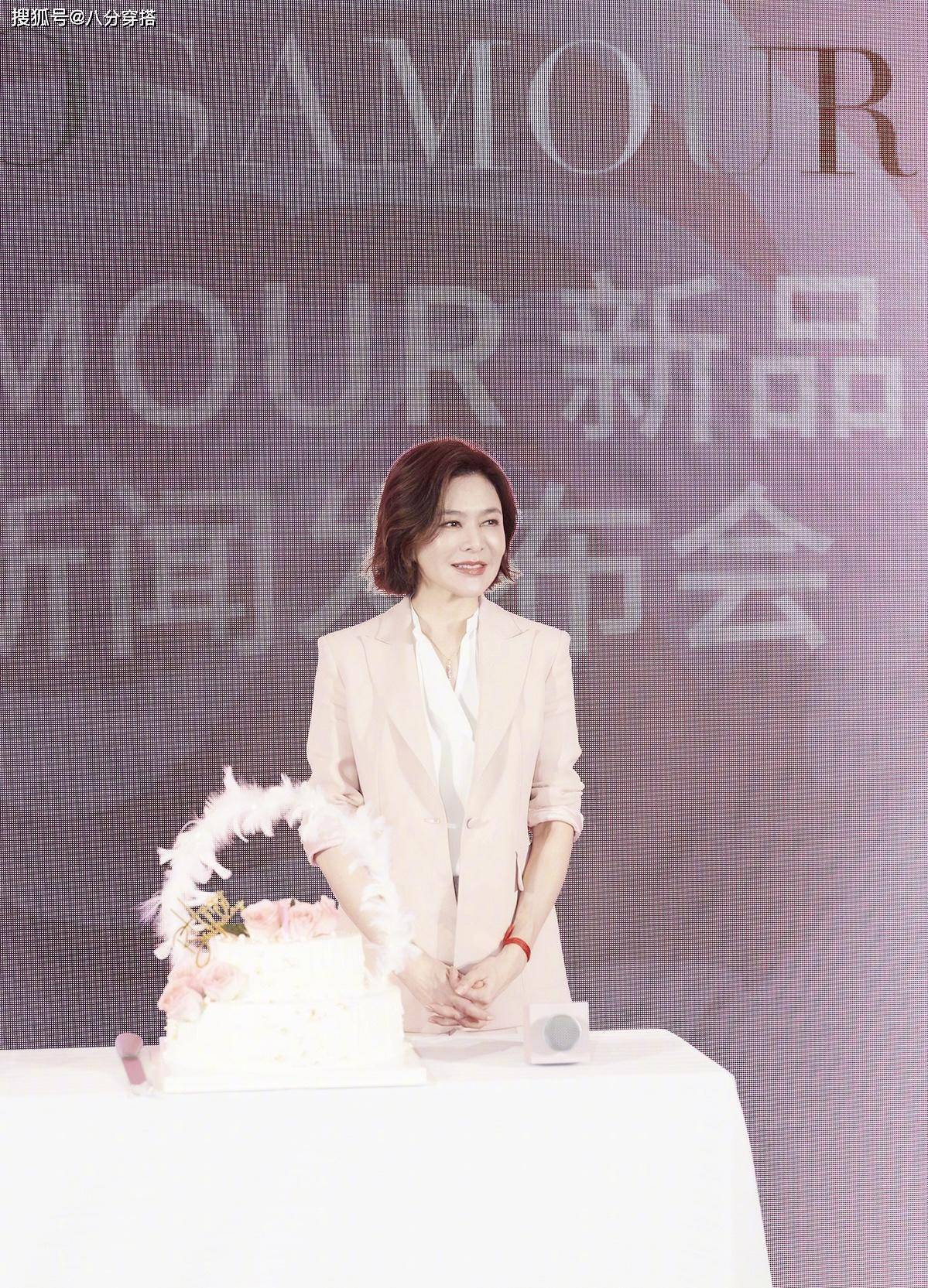 黑色 粉白配太温柔,关之琳粉色套装配白衬衫干练又知性,温柔又减龄