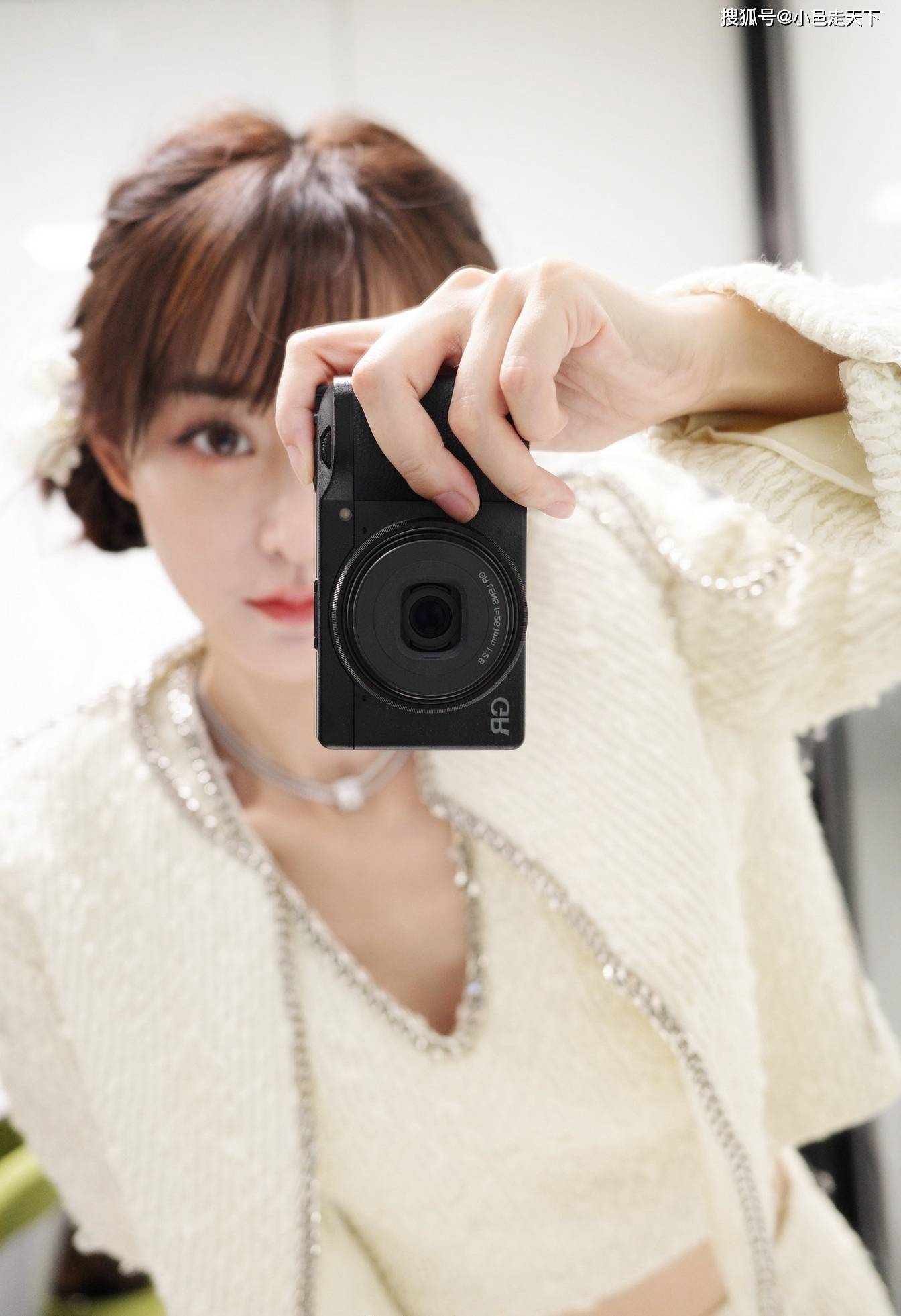 毛衣 何泓姗白色毛衣套装性感写真