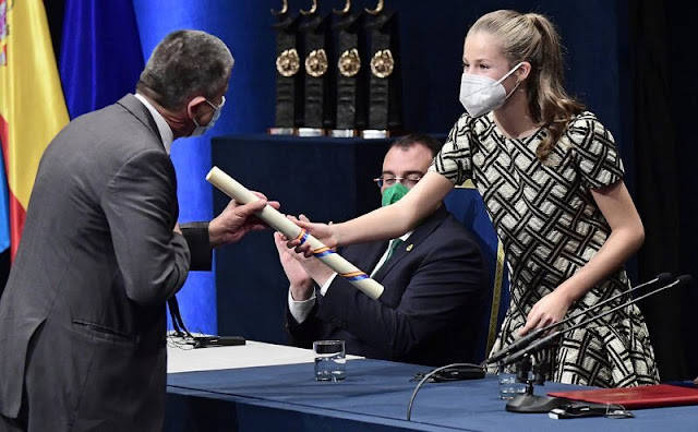 头发 西班牙索菲亚二公主首次盘起头发!纱裙太梦幻,赢了大公主的童装