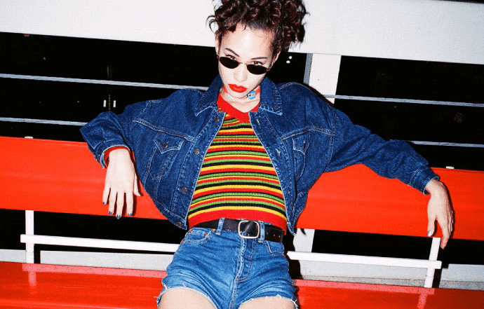 颜色 颖儿虽然身上没肉,但与日本女人并肩,却美得很有高级感很有气质