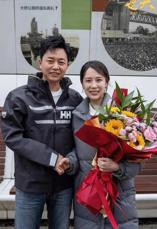 梅亭 46岁梅婷跟海清飙戏超期待,新剧要大火!杀青照穿衬衫美貌出众