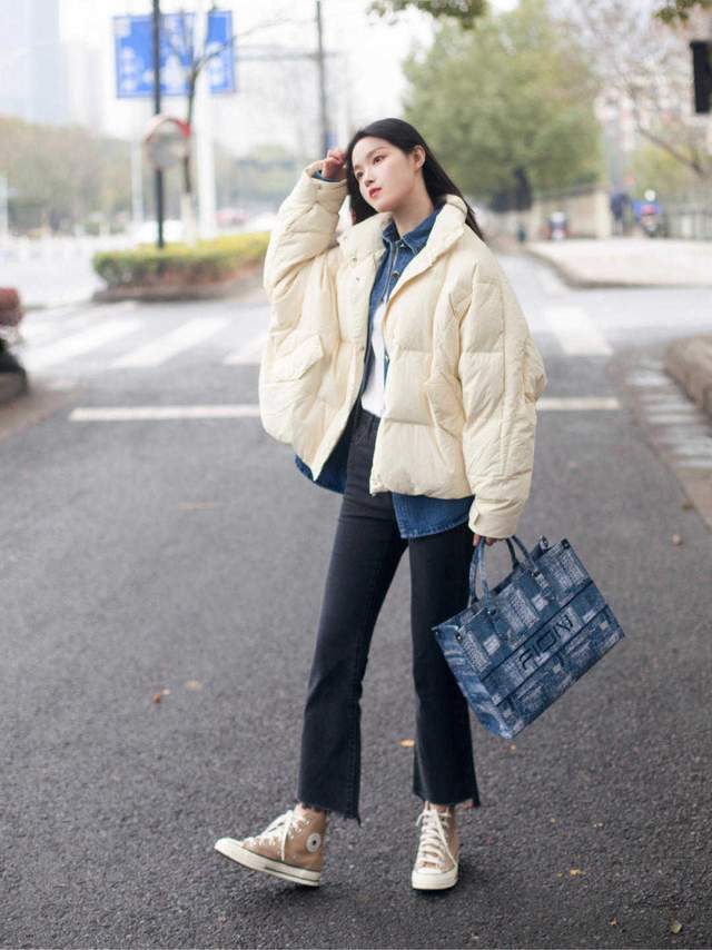 颜色 秋冬季怎么选羽绒服?挑对颜色很重要,今年这几款颜色百搭又高级