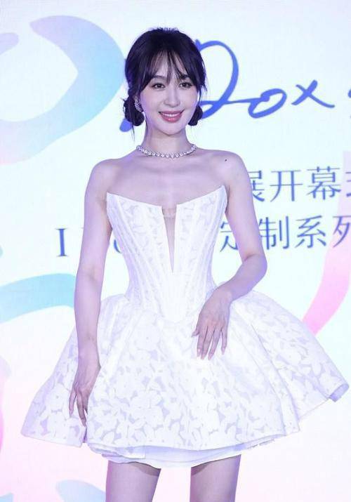 好身材 黄晓明真有艳福！前女友李菲儿穿蓬蓬裙藏不住好身材，美得真撩人