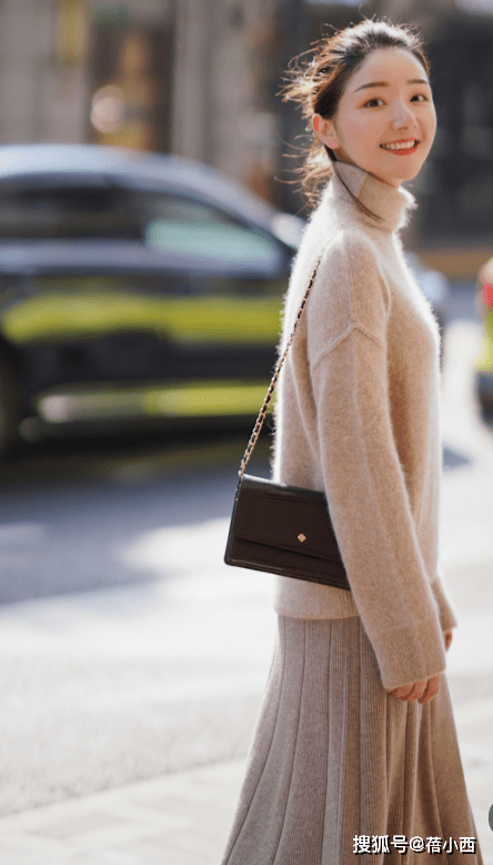 魅力 今年建议多穿“半身裙”，搭配针织衫、西装、大衣，保暖又时髦