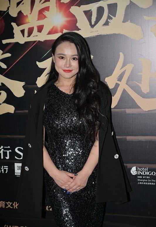 脸蛋 冉莹颖穿上外套之后,看着正常了很多,圆圆的脸蛋真年轻啊