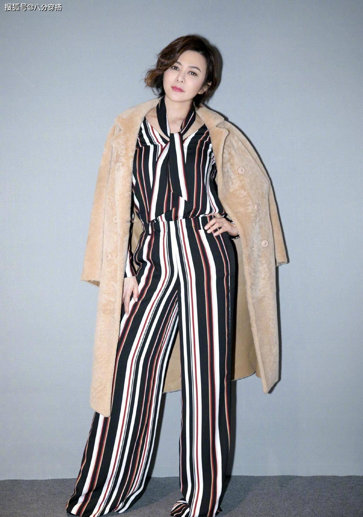 黑色 粉白配太温柔，关之琳粉色套装配白衬衫干练又知性，温柔又减龄