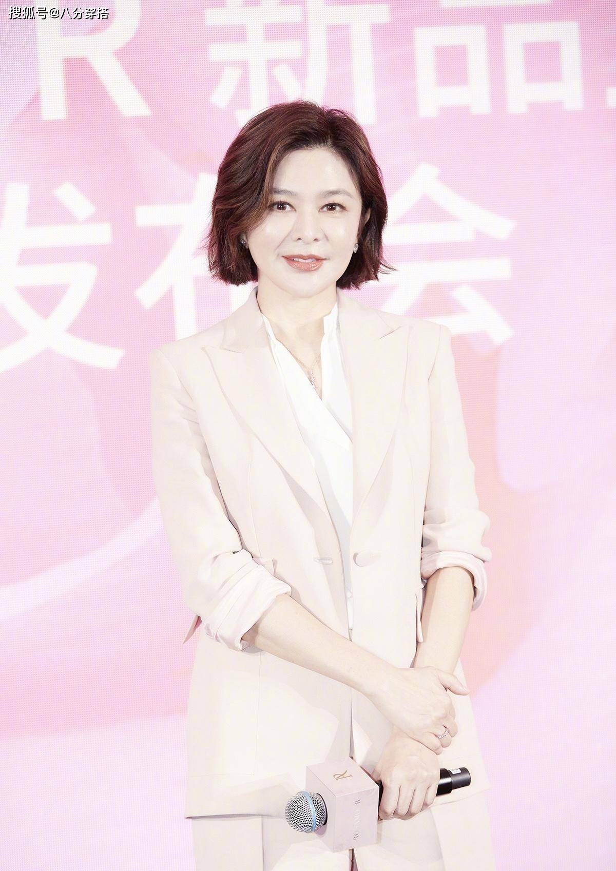 黑色 粉白配太温柔,关之琳粉色套装配白衬衫干练又知性,温柔又减龄