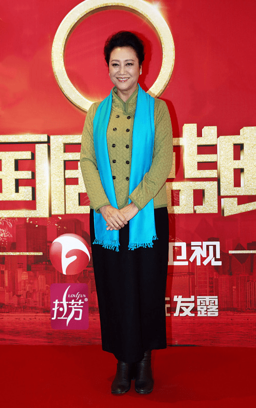 黑色 车晓妈妈王丽云都60多岁了，但气质还这么好，穿绿上衣精气神真足