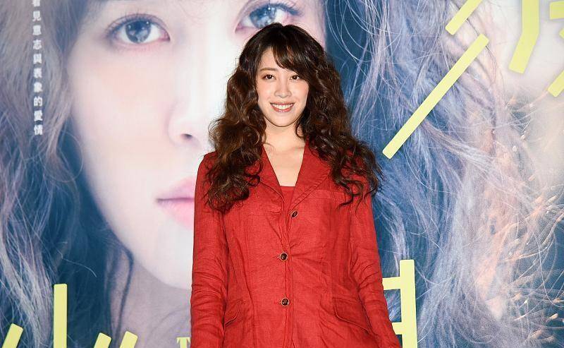 服装 欧阳娜娜的姐姐也很好看，就是审美挺一般，穿的红色服装欣赏不来