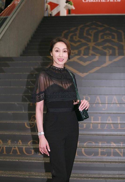 服装 郭可盈保养得真好，看生图真的嫩，穿的黑色服装时髦还妩媚