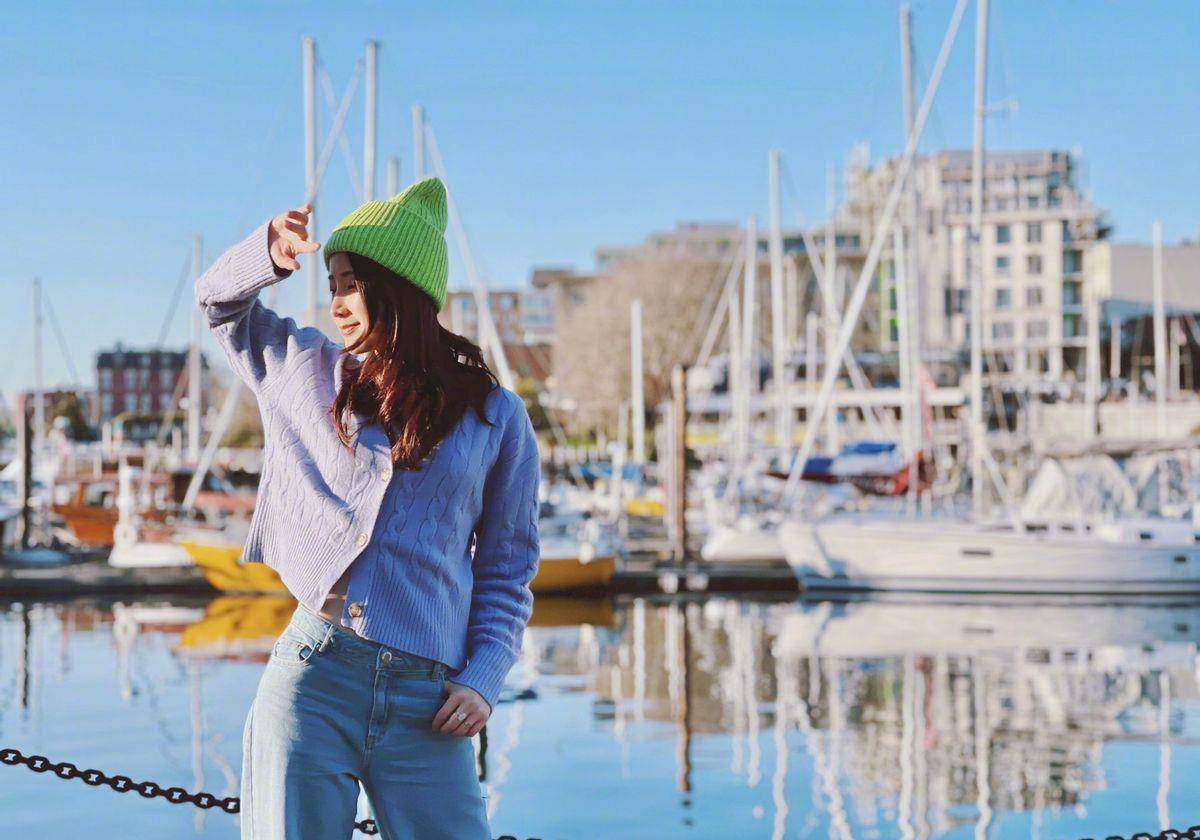 显得 陈赫的前妻真的很洒脱，旅游的时候穿上露脐装，年轻大方腰还细