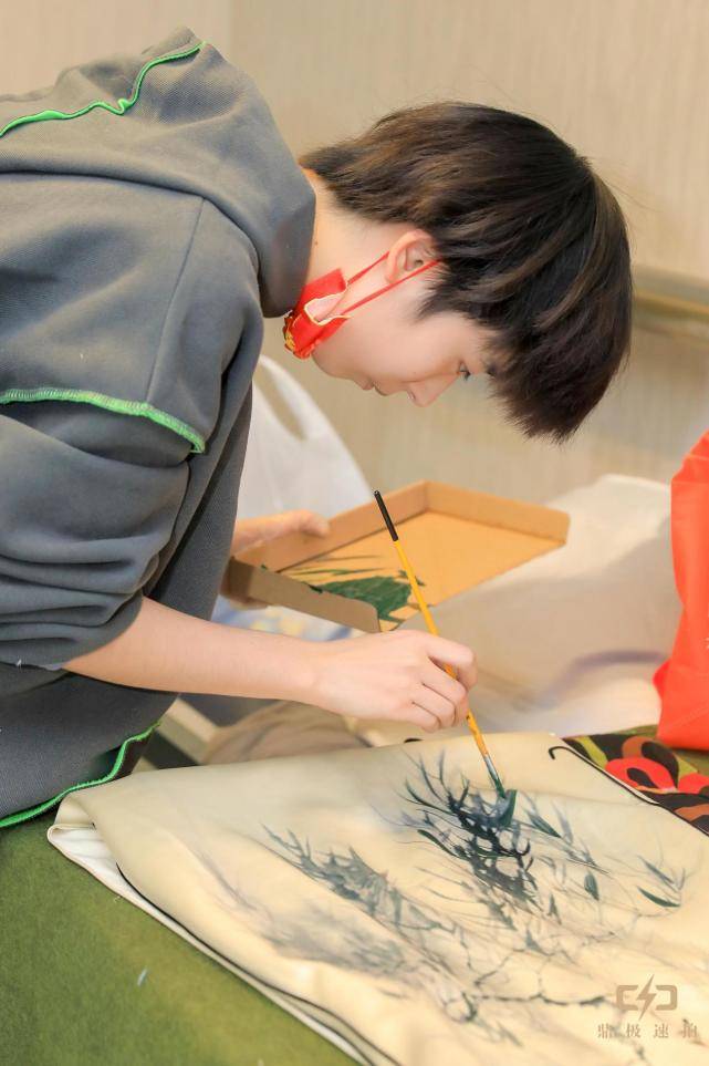 纳兰 非遗满绣刘思彤助力大型昆曲《林徽因》在京首演成功