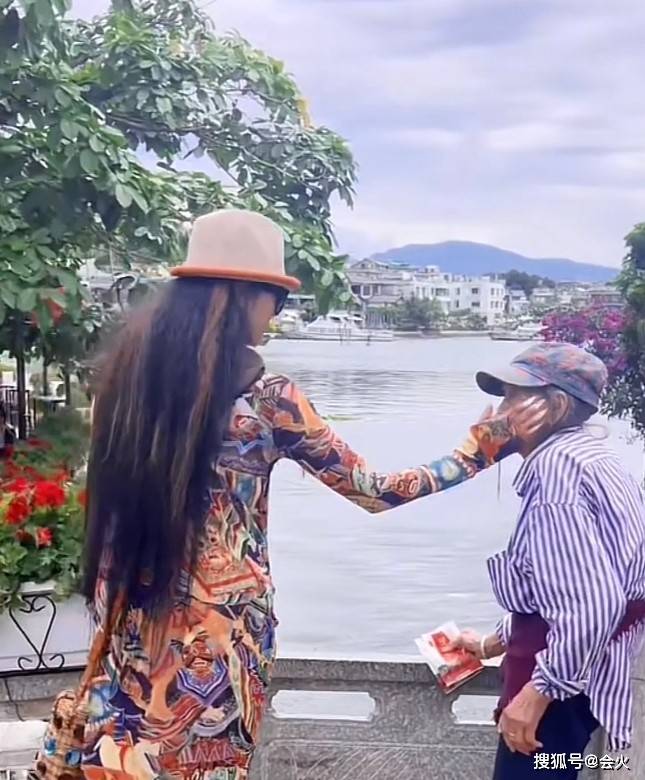 杨丽萍62岁杨丽萍吃火锅被拍！与异性合照笑容满面，打扮华丽脸仅巴掌大