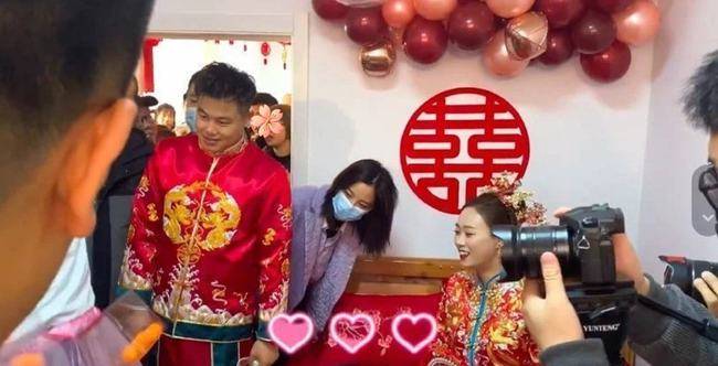 御姐 女星辛芷蕾现身婚礼，男粉丝争相合影，穿着高奢却秒变一米五